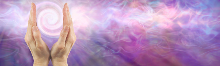 Mains lumineuses rayonnant sur un fond aux reflets améthyste, symbolisant le soin par magnétisme multifréquentiel HarmoniSens