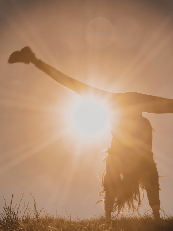 Femme se libérant de sa carapace émotionnelle et laissant éclore son feu intérieur dans la nature – Harmoni'Sens